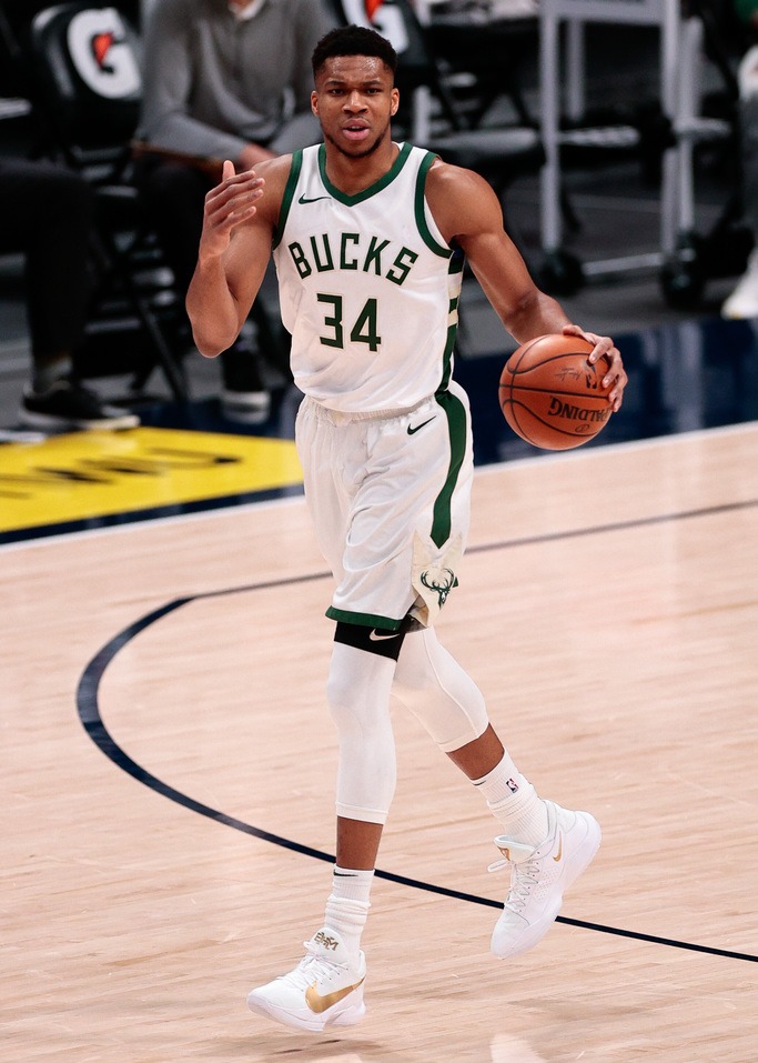 金年会官网登录-今晨体能课后，密尔沃基雄鹿手感冰凉备战法甲，话题不断，轮换策略成焦点